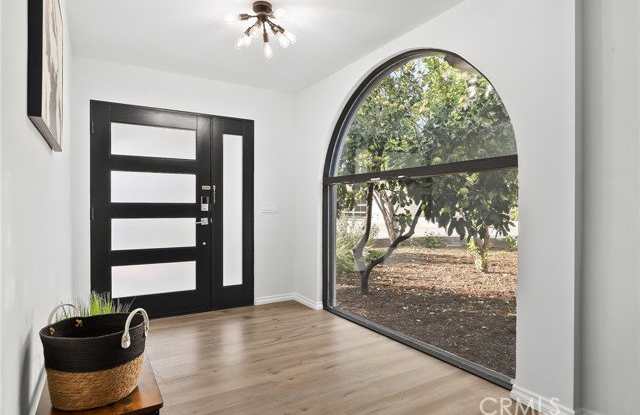 10000 Amestoy Avenue Gallery 2