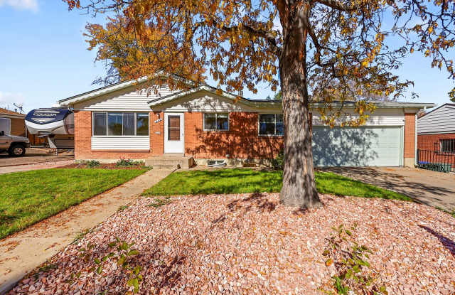 Full duplex with 2 kitchens and 2 entrances! - 849 Emerson Circle, Northglenn, CO 80233