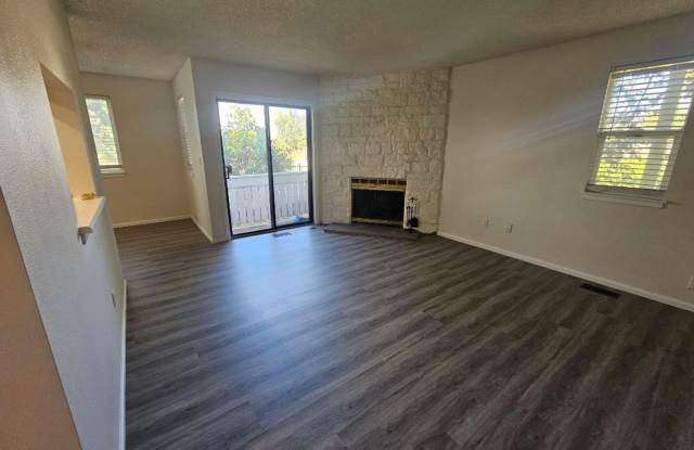 Ground-Level 1-Bedroom Condo in Southeast Aurora photos photos