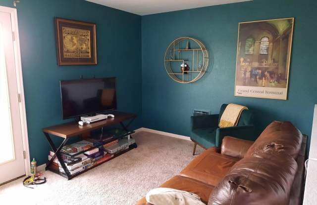 Charming 2BR House in Denver Gallery 3