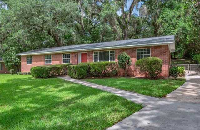 GORGEOUS 3/2 with Plank Floors, Carport, Fenced in Yard, Screened in Porch, Stainless Appliance& More! $1900/month Avail Now! Gallery 3