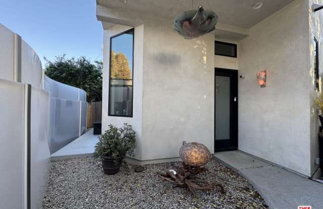7443 Midfield Ave Gallery 2