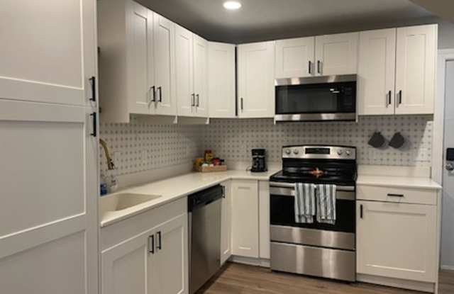 Updated 3 Bedroom, 2 Bathroom HOUSE w/ Fully Furnished Option - 614 South 50th Street, Omaha, NE 68106