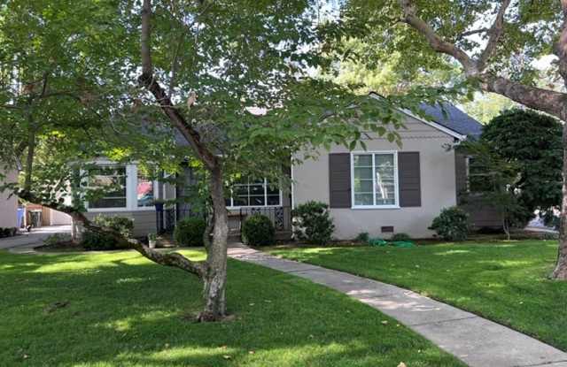 Beautiful Land Park Duplex with newly refinished hardwood floors, fresh paint and central heat and air. Gallery 1