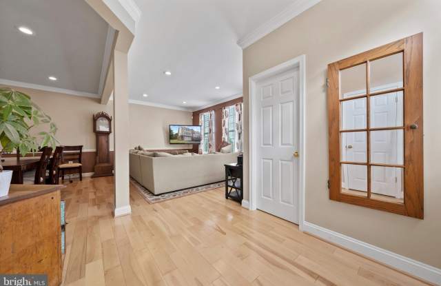 670 MCLEARY Square SE Gallery 4