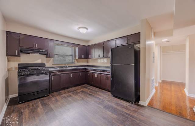 2806 E 76th Pl. Gallery 3