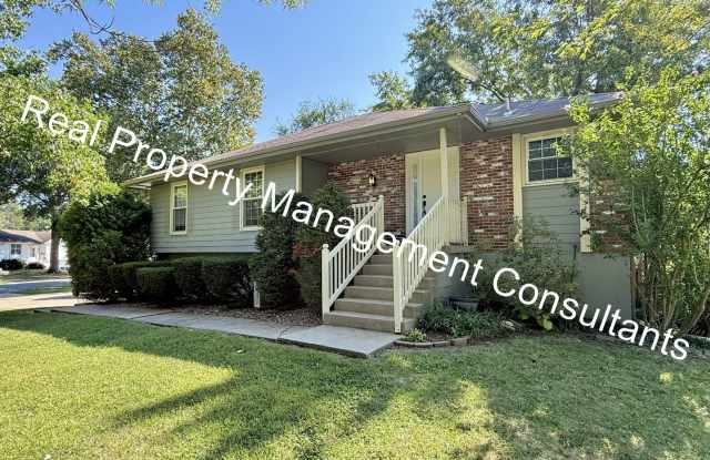 Charming Lee's Summit Raised Ranch 3 Bed 2 Bath! Gallery 1