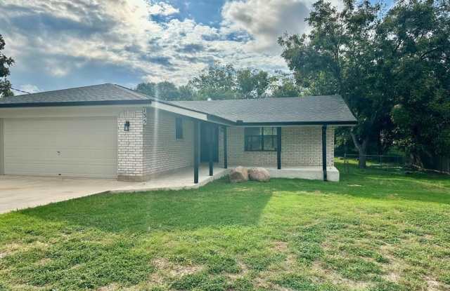 135 Stephanie Dr - 135 Stephanie Drive, Kerrville, TX 78028