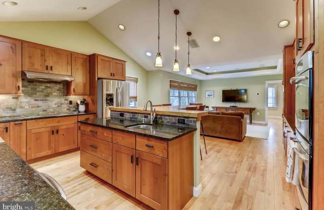 6005 LAKEHURST DRIVE Gallery 2