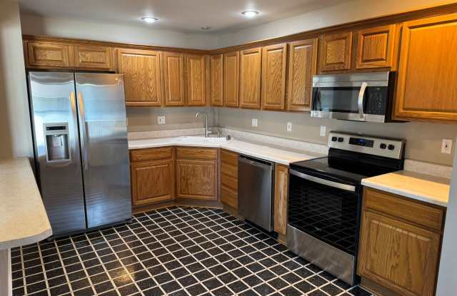 MOVE-IN SPECIAL! $500 OFF FIRST MONTH'S RENT! Large Townhome in North Ames Gallery 3