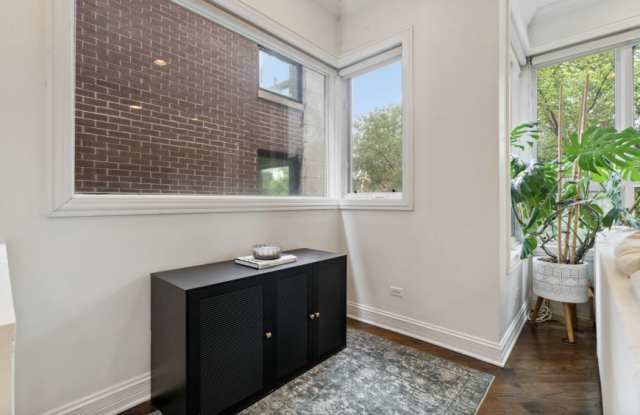 1131 W Addison Gallery 4
