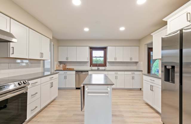 Single-Level 4BR Home | Hot Tub & Open Space Gallery 3