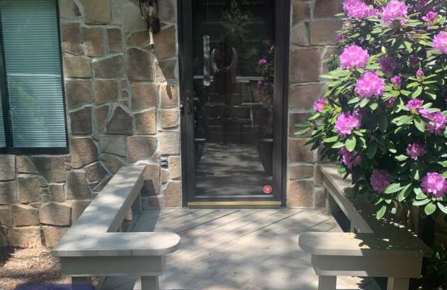 Stonehenge Townhome – Recently Updated End-Unit 3-Level Living Gallery 4