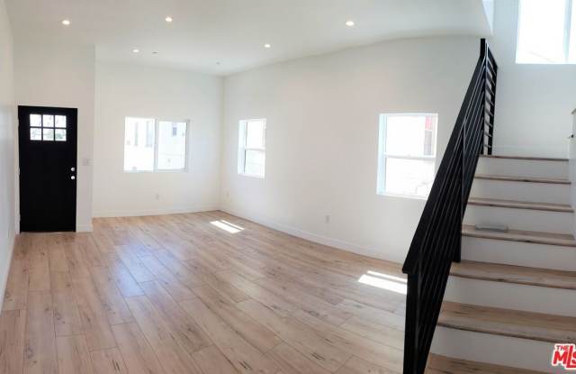3427 Edgehill Dr Gallery 2