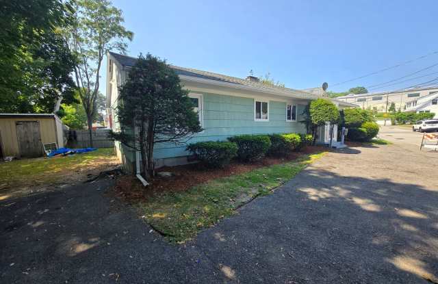 4 Bd 1.5 Bath Single Family House in Hyde Park Available Now! photos photos