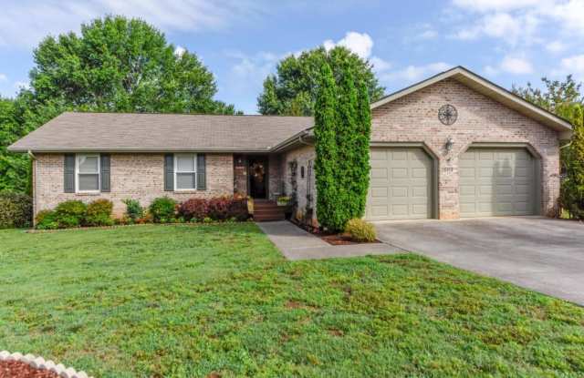 Maryville 37803 - 3 bedroom home with bonus room - Contact Tom Parry (865) 607-3649 - 1313 Carowinds Circle, Maryville, TN 37803