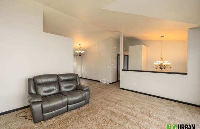 Spacious 5-Bedroom Home with Fenced Yard in West Spokane Gallery 4