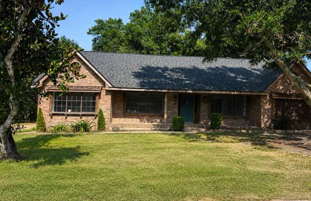 Refreshed 4-Bedroom Ranch with Private In-Law Suite photos photos