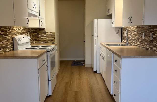 2 Bed, 1 Bath Upstairs - Updated Flooring photos photos