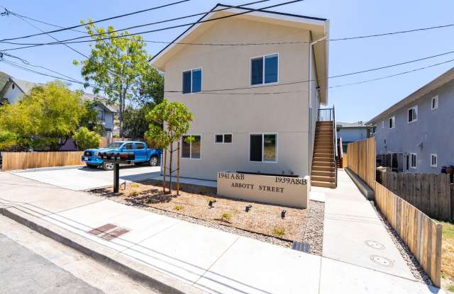 AVAILABLE FOR 2027-2028 SCHOOL YEAR...12 BEDROOMS 6 BATHROOM PROPERTY NEAR CAMPUS-NEWER CONSTRUCTION Gallery 1