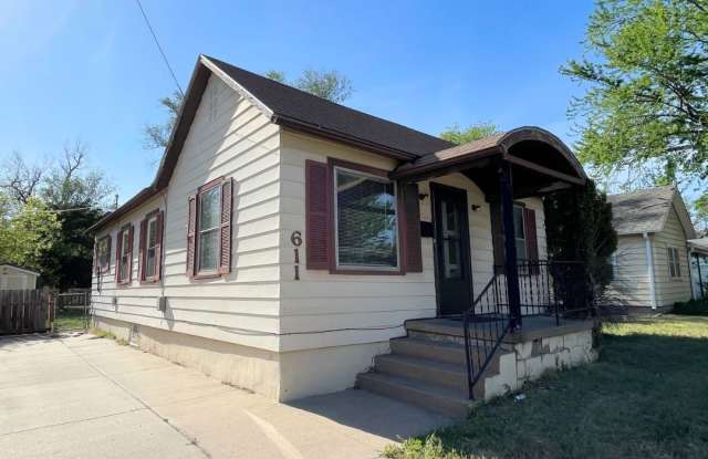 2 Bedroom Home With Fenced in Yard photos photos
