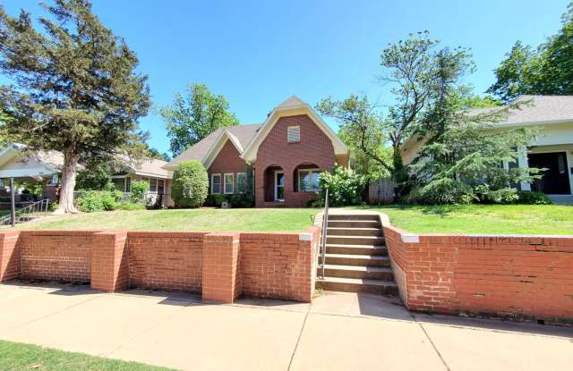 Great 2-Story, 2 Bedroom & 2 Bathroom Available Now in Mesta Park! Gallery 3