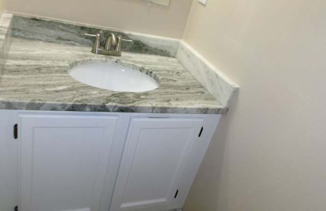 RENT SPECIAL - 2 bedroom townhome walking distance to the Waterfront Gallery 4