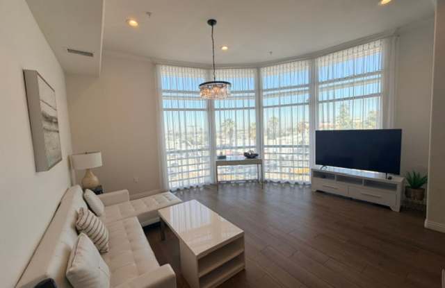 Modern Top-Floor Corner 1-Bedroom Condo in Long Beach – Available Furnished or Unfurnished Gallery 1