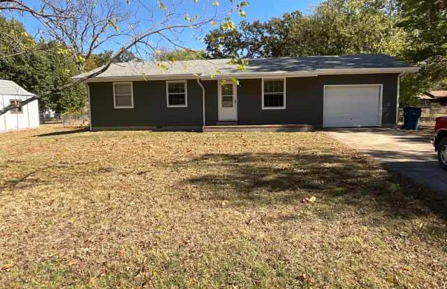 CUTE 3 BEDROOM / 1 BATHROOM HOUSE LOCATED IN CARL JUNCTION WITH FENCED IN YARD!! photos photos