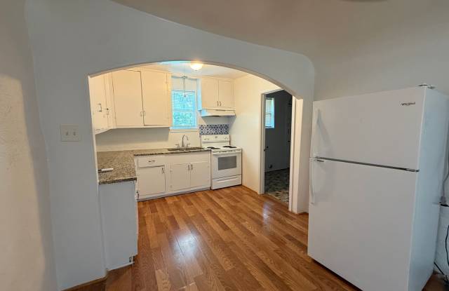 Charming 3-Bedroom Home Near Downtown San Antonio | Hardwood Floors + Updated Bathrooms! Gallery 4