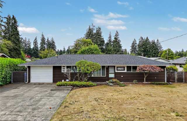 Spacious 3-Bedroom Rambler Near JBLM | Fully Fenced Yard & Bonus Living Room Gallery 1