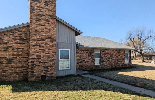 Spacious Home Near Tinker AFB with Storm Shelter  Wood Privacy Fence! photos photos