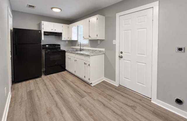 Renovated 2 bed 1.5 Bath Townhomes Available Gallery 3