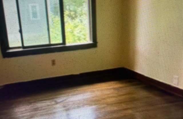Large 5 Bedroom, 2 Full Bathroom single family home on a quiet block. Ready by 11/15! Gallery 4