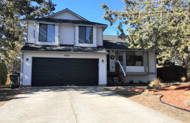 Charming Split Level in NE Bend - HUGE Yard! photos photos