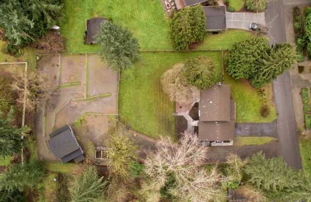 Private Bridle Trails Equestrian Retreat | Updated 4-Bedroom Home & 3-Stall Barn Gallery 3