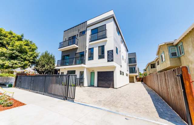 Luxury 3-Bed Townhome-Style Retreat in Hollywood | 1 Month Free! photos photos