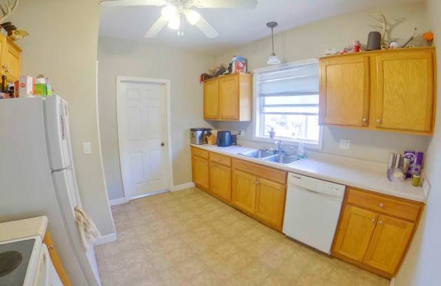 3D Tour Available - 1.5 Blocks to Campus + Washer  Dryer + Off Street Parking + Pet Friendly! Available August 1st! - 1112 Thurston Street, Manhattan, KS 66502