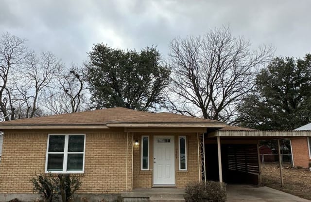 1209 Poindexter - 1209 Poindexter Avenue, Cleburne, TX 76033 1209 Poindexter - 1209 Poindexter Avenue, Cleburne, TX 76033