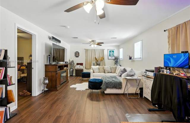 702 50th St photos photos