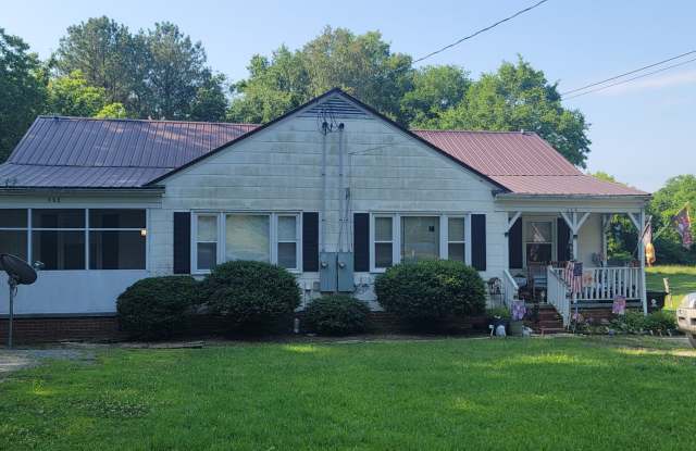 Charming 2 Bedroom Apartment located Minutes Outside of Downtown Sanford Gallery 1