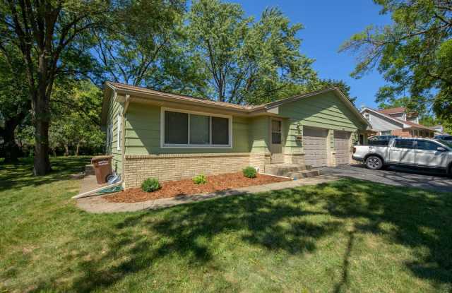 Beautiful 2Bed 1Bath Bloomington Twin Home with huge unfinished basement - 9524 Pleasant Avenue South, Bloomington, MN 55420