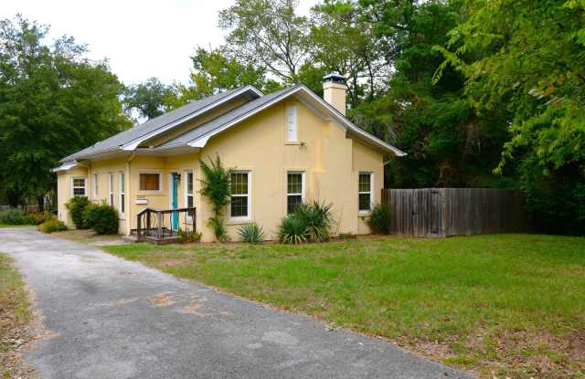 Charming 2 Bedroom, 2 Bath Home - Water & Trash Included! Gallery 1