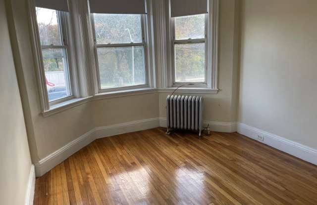 Fenway Boylston st 2 Bed Split NO FEE Heat Inc Students ok Utilities Inc - 1175 Boylston Street, Brookline, MA 02467