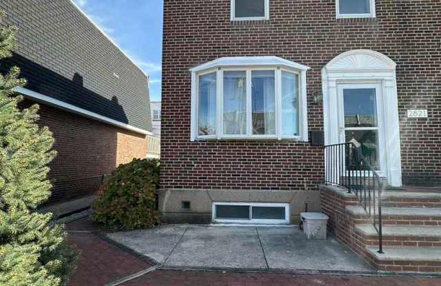 3B2B House near Complex Sport Center Available NOW - 2821 South Darien Street, Philadelphia, PA 19148 3B2B House near Complex Sport Center Available NOW - 2821 South Darien Street, Philadelphia, PA 19148