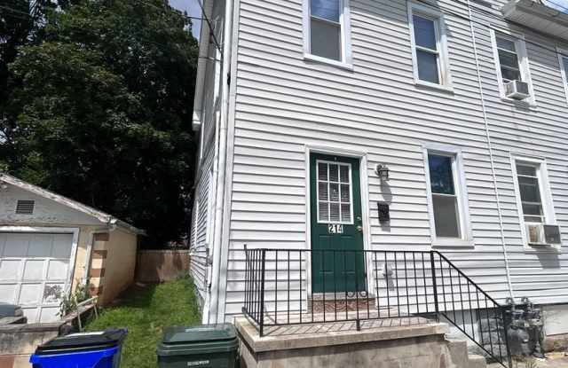 3 bedroom, 1 bath, 2 story half double house Gallery 3