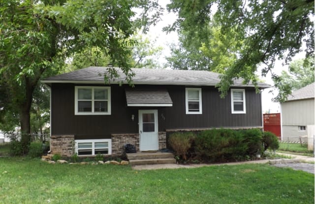 202 Manor Ln - 202 Manor Lane, Buckner, MO 64016