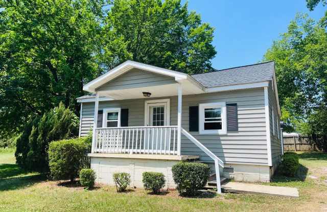 Cute and cozy! Private cottage, front porch, newly renovated, large kitchen, large outbuilding, prime location, must see! photos photos
