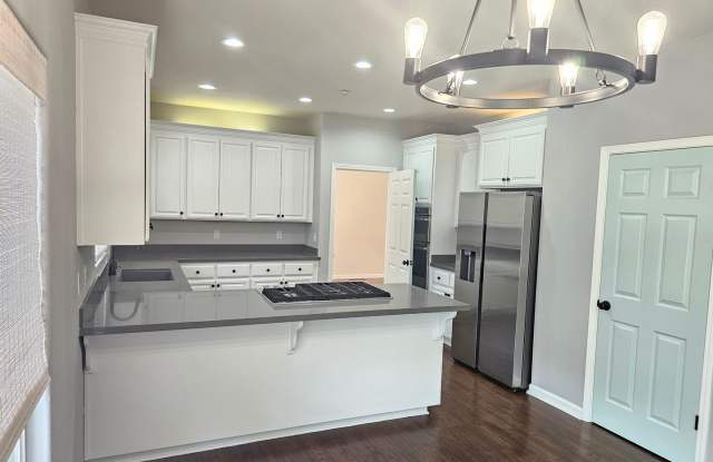 Beautiful Five Bedroom Four Bathroom Home - Open House ! Gallery 3