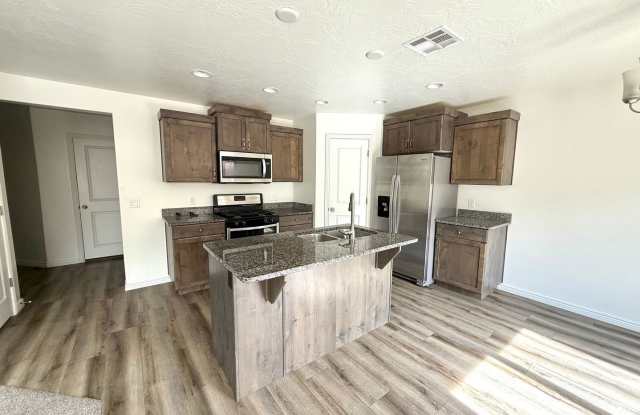 Spacious Townhome for Rent – Prime Location! Gallery 1